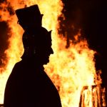 Silhouette des Sankt Martin vor einem Martinsfeuer