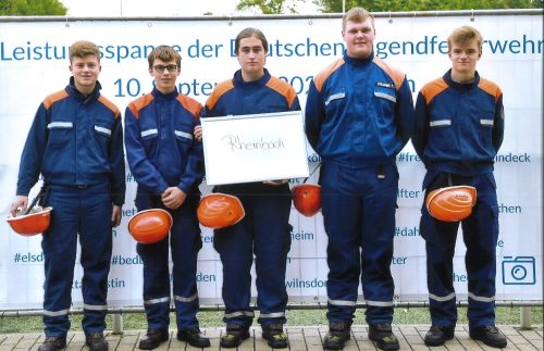 Gruppenfoto der fünf Teilnehmenden. Der mittlere hält ein Schild mit der Aufschrift "Rheinbach" in den Händen.