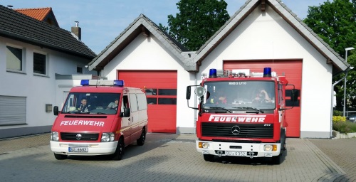 Die Fahrzeuge der Löschgruppe Oberdrees vor dem Gerätehaus.