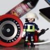 Playmobil-Feuerwehrmänner vor Silvesterraketen