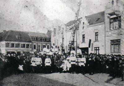 Die Freiwillige Feuerwehr nach einer Übung anlässlich des 31. Stiftungsfestes im Jahr 1910.